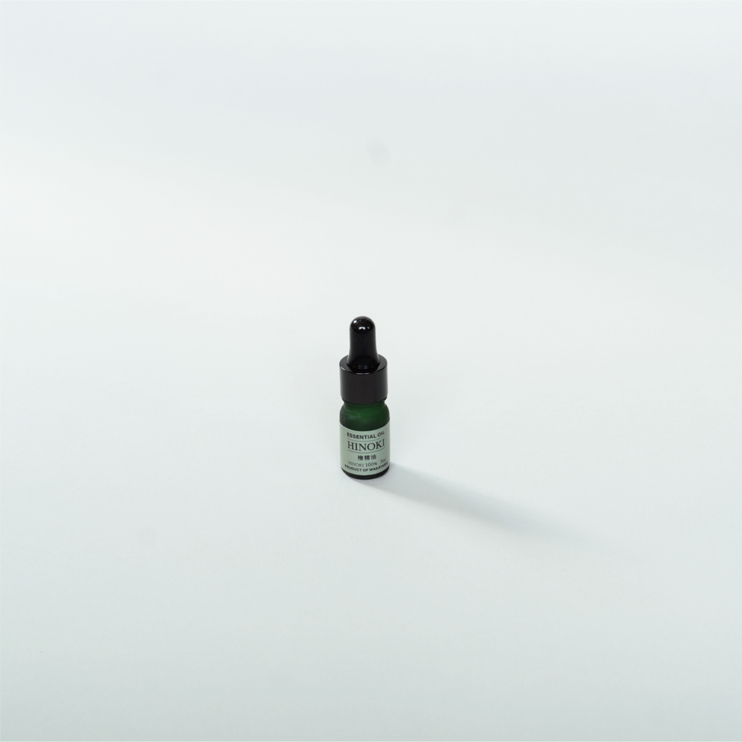 ヒノキから抽出した100%天然のヒノキ エッセンシャルオイル / 5ml