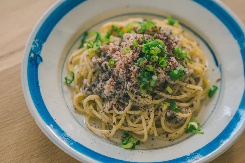 梅ボーイズの梅紫蘇。有楽町交通会館マルシェでも大人気！梅ボーイズの無添加「甘くない梅干し」を漬けた後の赤紫蘇を天日干しただけのふりかけ。自然派のご飯のお供です