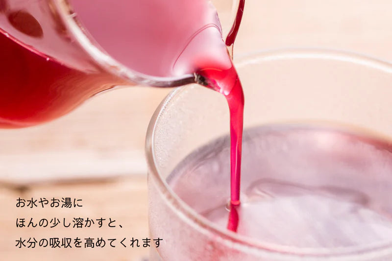 梅ボーイズの「完熟南高梅の白梅酢」。有楽町・交通会館マルシェでも即完売の人気商品「梅ボーイズの梅干し」。その梅干しを漬ける過程で滲み出た無添加・無着色の天然梅酢です